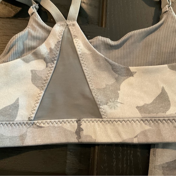 Athleta Essex Tight and Matching All in Motion Bra
Gray Camo
Size Small - Picture 6 of 13